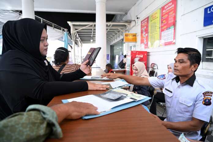 BAYAR PAJAK: Masyarakat membayarkan pajak kendaraan bermotornya di Kantor Samsat Medan Selatan, Jalan Sisingamangaraja, Medan, Senin (27/10/2025).