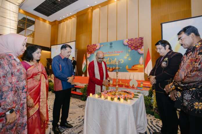 NYALAKAN LAMPU: Konsul Jenderal India Medan, HE Ravi Shanker Goel, menyalakan lampu tanda dimulai perayaan Diwali Night Indian Food Festival di Hotel Aryaduta, Medan. (foto : Konsulat Jenderal India Medan)