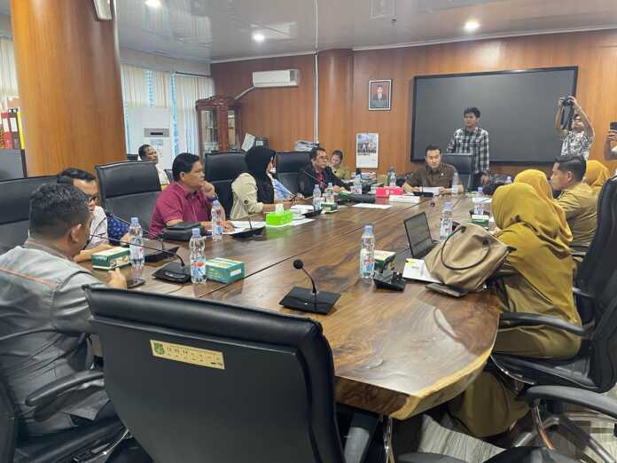 RDP: Komisi IV DPRD Medan saat Rapat Dengar Pendapat (RDP) bersama Dinas PKPCKTR dan Dinas SDABMBK Kota Medan, Senin (27/10/2025).