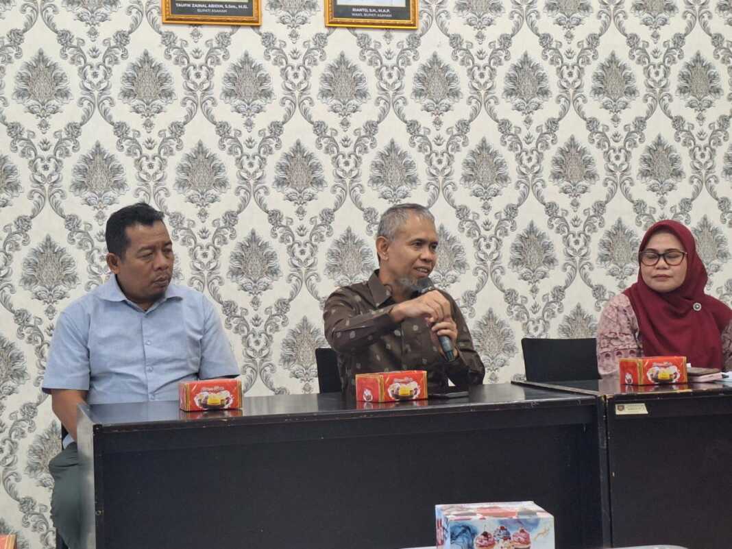 BERI KETERANGAN: Wakil Ketua DPRD Sumatera Utara H Salman Alfarisi Lc MA saat memberi keterangan kepada wartawan usai kunjungan kerjanya ke Rumah Sakit Umum Daerah (RSUD) Haji Abdul Manan Simatupang (HAMS) Asahan, Jumat (24/10) lalu.