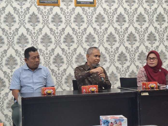BERI KETERANGAN: Wakil Ketua DPRD Sumatera Utara H Salman Alfarisi Lc MA saat memberi keterangan kepada wartawan usai kunjungan kerjanya ke Rumah Sakit Umum Daerah (RSUD) Haji Abdul Manan Simatupang (HAMS) Asahan, Jumat (24/10) lalu.