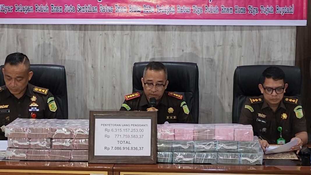 TUNJUKKAN UANG: Kajari Revanda Sitepu didampingi Kasi pidsus Hendra dan Kasi Intel Boy Amali saat menunjukkan uang dari hasil tindak pidana korupsi dalam konferensi pers di Kantor Kejari Deliserdang Jalan Sudirman Lubukpakam, Senin (27/10).