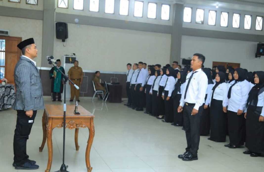 LANTIK: Bupati Labura H Hendri Yanto Sitorus, melantik sebanyak 431 Pegawai Pemerintah dengan Perjanjian Kerja (P3K) tahap II Tahun Anggaran 2024. Kegiatan tersebut berlangsung di Aula Ahmad Dewi Syukur, Kantor Bupati Labura, pada Senin (27/10).