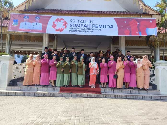 BERSAMA: Para pejabat forkopimda bersama jajaran dan organisasi wanita Kota Tebingtinggi berfoto bersama usai pelaksanaan Upacara Peringatan Hari Sumpah Pemuda ke-97 Tahun 2025 di Lapangan Merdeka, Selasa (28/10).