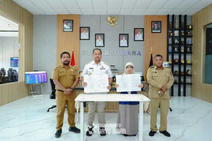 TANDA TANGAN: Bupati Batubara Baharuddin Siagian bersama Kepala BPS Batubara Laila Syafrita Siregar, melakukan penandatanganan kerja sama di Ruang Kerja Bupati, Senin (27/10).(DOK KOMINFO PEMKAB BATUBARA)