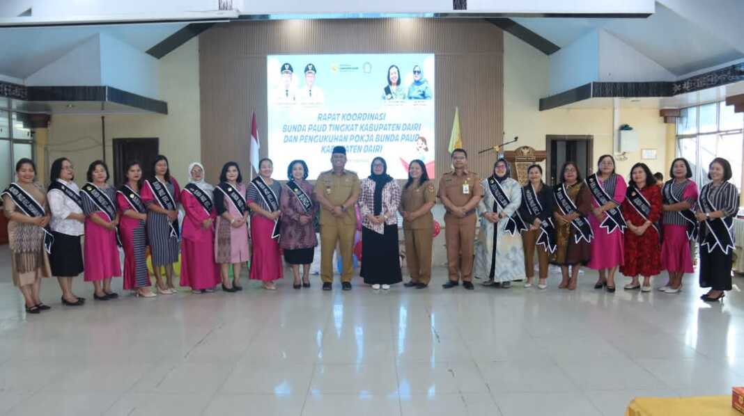 DIABADIKAN: Wakil Bupati Dairi Wahyu Daniel Sagala, Ketua TP PKK juga Bunda PAUD Dairi Rita Puspita, diabadikan usai pengukuhkan Pokja Bunda PAUD di gedung Balai Budaya, Sidikalang, Senin (27/10). (ISTIMEWA)