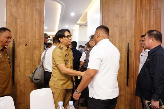 Wawako Binjai, Hasanul Jihadi saat bersalaman pada kesempatan menghadiri rapat sosialisasi dewan pertahanan nasional. (Istimewa/Sumut Pos)