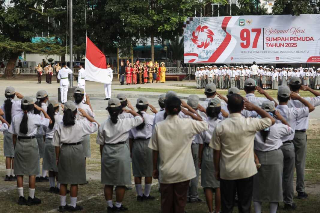 UPACARA: Pelajar mengikuti upacara peringatan Sumpah Pemuda di Lapangan H Adam Malik, Selasa (28/10). (ISTIMEWA)