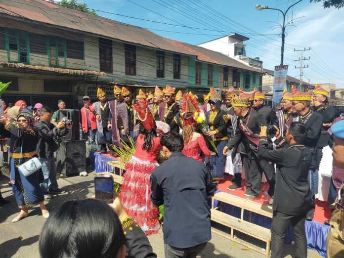 SAMBUT KONTINGEN: Wakil Bupati Dairi Wahyu Daniel Sagala bersama unsur Forkopimda menyambut kontingen di gelaran Pesta Budaya Njuah-Njuah, Rabu (29/10). (RUDY SITANGGANG/SUMUT POS)