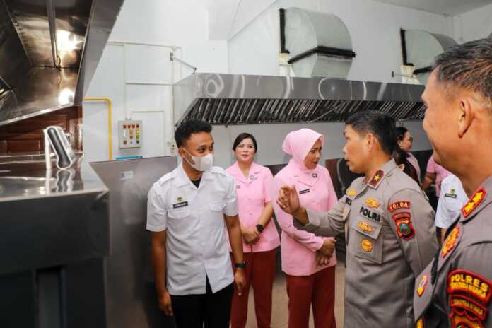 RESMIKAN: Wakapolda Sumut Brigjen Pol Rony Samtana meresmikan Dapur SPPG Polres Taput. (ISTIMEWA)