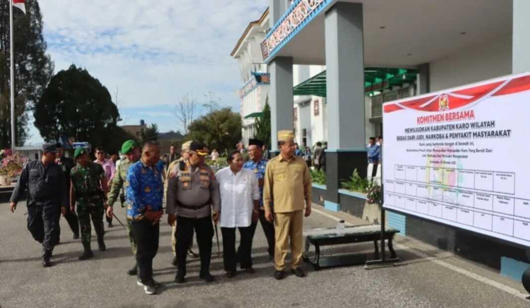 KOMITMEN: Forkopimda Karo menandatangani komitmen bersama untuk mewujudkan Karo bebas judi dan narkoba.(ISTIMEWA)