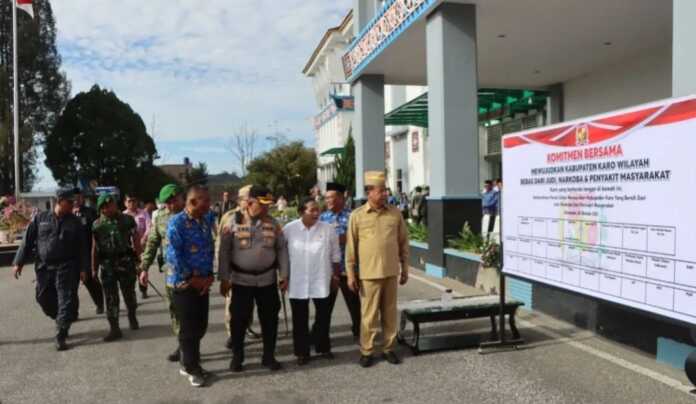 KOMITMEN: Forkopimda Karo menandatangani komitmen bersama untuk mewujudkan Karo bebas judi dan narkoba.(ISTIMEWA)