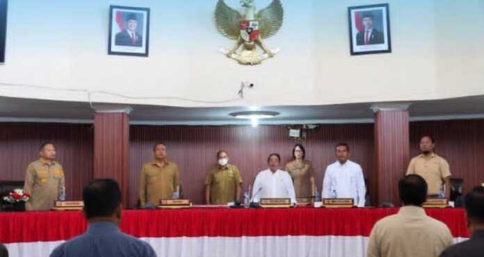 PARIPURNA: Bupati Karo Antonius Ginting dan Ketua DPRD Karo saat menggelar Rapat Paripurna DPRD Karo.(Istimewa)