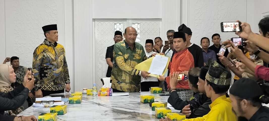SERAHKAN: Koordinator Forum Melayu Langkat Bersatu menyerahkan tuntutan kepada Bupati Langkat Syah Afandin.(Teddy Akbari/Sumut Pos)