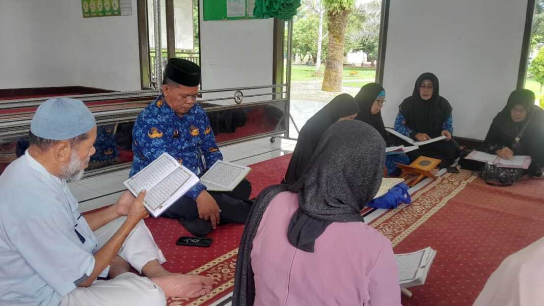 PANDU: Seorang Pembimbing Program Penyuluhan Tahsin Alquran, Salim Fakhri, saat membimbing para lansia membaca Alquran di Panti Jompo Kota Binjai, Rabu (1/10). Program ini digagas Penyuluh Agama Islam KUA Kecamatan Binjai Timur, sejak 2024.(Istimewa)