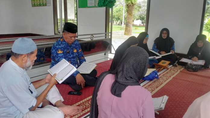 PANDU: Seorang Pembimbing Program Penyuluhan Tahsin Alquran, Salim Fakhri, saat membimbing para lansia membaca Alquran di Panti Jompo Kota Binjai, Rabu (1/10). Program ini digagas Penyuluh Agama Islam KUA Kecamatan Binjai Timur, sejak 2024.(Istimewa)