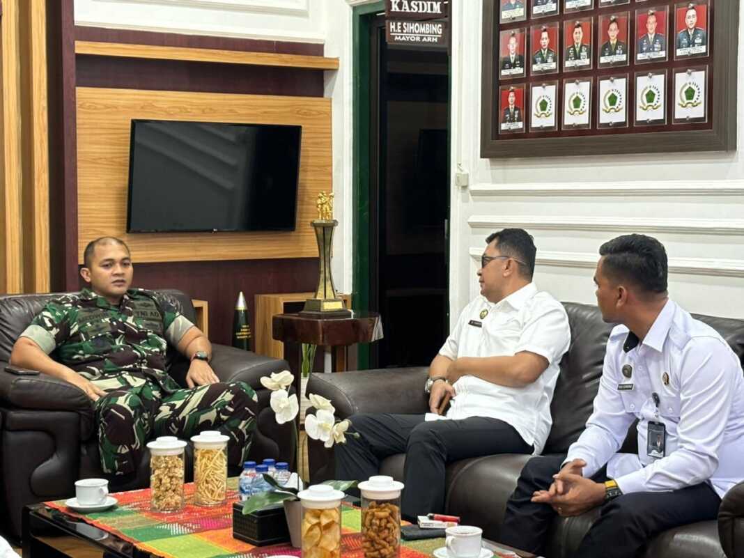 SILATURAHIM: Kalapas Binjai, Wawan Irawan (dua dari kanan) saat merajut silaturahim dengan Komandan Kodim Langkat, Letkol Medwin Sangkakala. (ISTIMEWA/SUMUT POS)