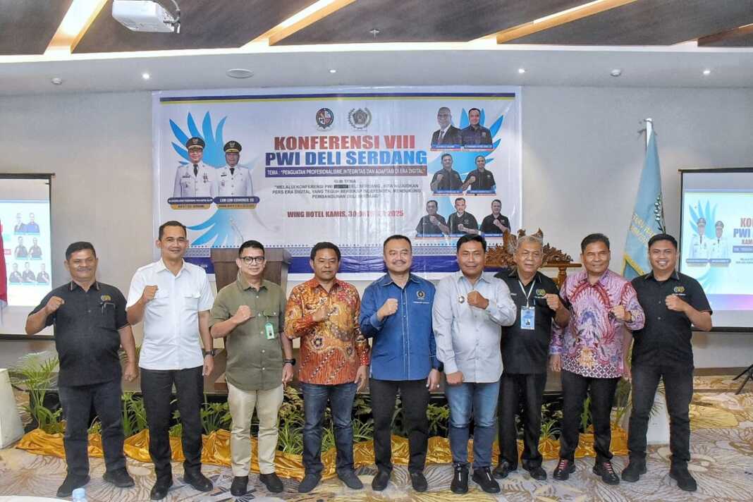 BERSAMA: Wabup Deliserdang Lom Lom Suwondo, Wakil Ketua DPRD Kuzu Serasi Tarigan, Agustiawan Saragih, Ketua PWI Sumut Farianda, Kasi Intel Boy Amali, Kasat Narkoba Kompol Bastian, Ketua PWI Deliserdang Lisbon Situmorang dan lainnya saat foto bersama.