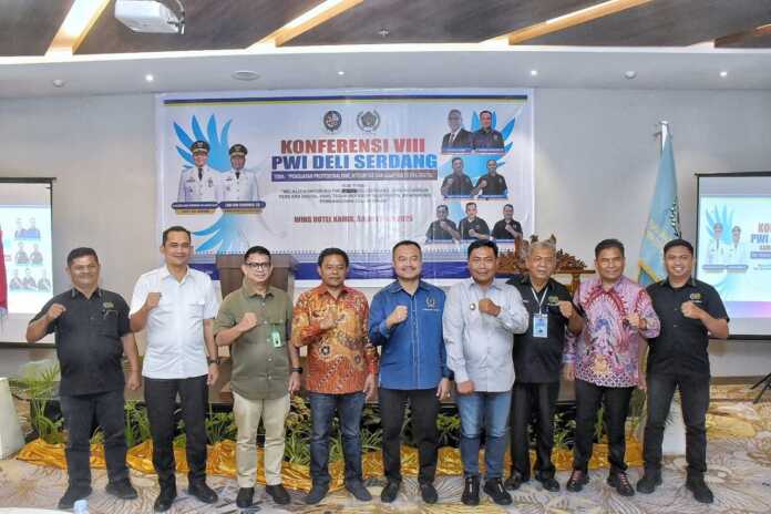 BERSAMA: Wabup Deliserdang Lom Lom Suwondo, Wakil Ketua DPRD Kuzu Serasi Tarigan, Agustiawan Saragih, Ketua PWI Sumut Farianda, Kasi Intel Boy Amali, Kasat Narkoba Kompol Bastian, Ketua PWI Deliserdang Lisbon Situmorang dan lainnya saat foto bersama.