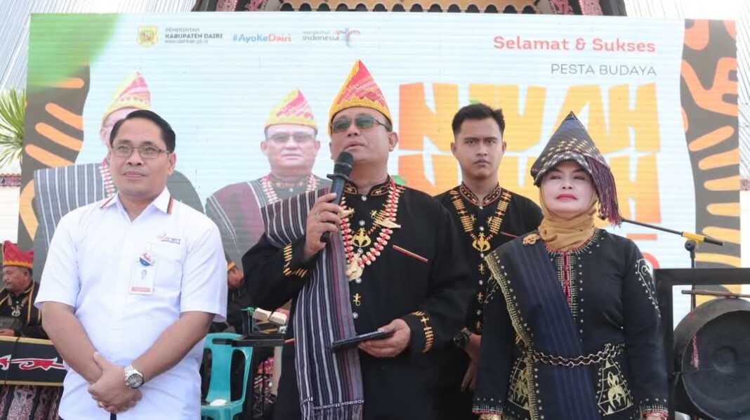 LAUNCHING: Wakil Bupati Dairi Wahyu Daniel Sagala didampingi Kepala Bapenda Fatimah Boangmanalu, dan Kepala Cabang PT Bank Sumut Sidikalang Edi Primsa Sembiring melaunching aplikasi e-PBB, Rabu (29/10). (RUDY SITANGGANG/SUMUT POS)
