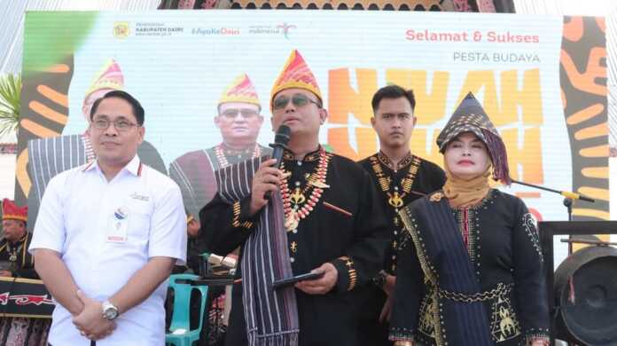 LAUNCHING: Wakil Bupati Dairi Wahyu Daniel Sagala didampingi Kepala Bapenda Fatimah Boangmanalu, dan Kepala Cabang PT Bank Sumut Sidikalang Edi Primsa Sembiring melaunching aplikasi e-PBB, Rabu (29/10). (RUDY SITANGGANG/SUMUT POS)
