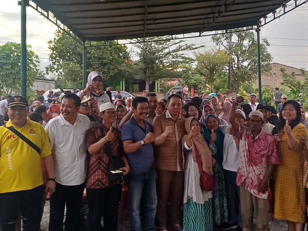 BERSAMA: Anggota Komisi A DPRD Sumut, Irham Buana Nasution SH MHum bersama masyarakat dalam kegiatan Dialog Masyarakat Sampali Dua Satu (Marwali 21) dengan Anggota DPRD Sumut, Irham Buana di Lapangan Bulutangkis Jalan Masjid Ulayat, Dusun IX Desa Sampali, Percut Seituan, Deliserdang, Jumat (3/10) sore. (Markus Pasaribu/Sumut Pos)