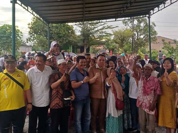 BERSAMA: Anggota Komisi A DPRD Sumut, Irham Buana Nasution SH MHum bersama masyarakat dalam kegiatan Dialog Masyarakat Sampali Dua Satu (Marwali 21) dengan Anggota DPRD Sumut, Irham Buana di Lapangan Bulutangkis Jalan Masjid Ulayat, Dusun IX Desa Sampali, Percut Seituan, Deliserdang, Jumat (3/10) sore. (Markus Pasaribu/Sumut Pos)