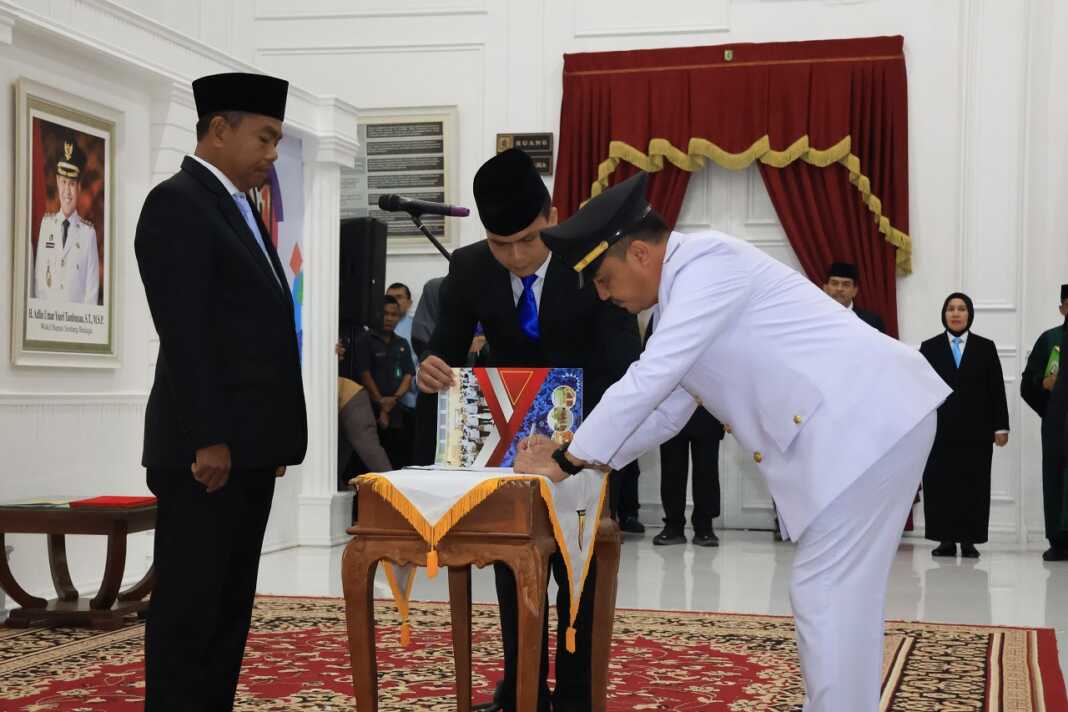 LANTIK: Bupati Serdang Bedagai H Darma Wijaya saat melantik 47 pejabat di Aula Pemkab Sergai di Aula Kantor Bupati Sergai, Sei Rampah, Jumat (3/10).