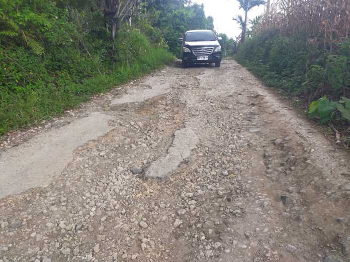 RUSAK: Mobil saat melintasi jalan rusak di Dusun Lae Bahbah, Desa Lae Luhung, Kecamatan Siempat Nempu Hilir, Kabupaten Dairi.(Rudy Sitanggang/Sumut Pos)