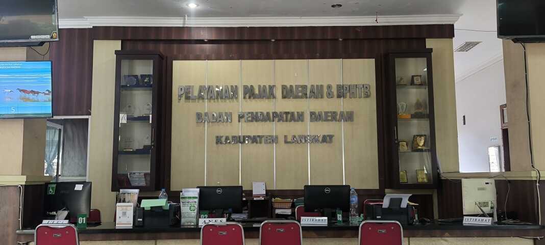 LENGANG: Kondisi meja pelayanan pajak daerah di Kantor Bapenda Langkat, saat lengang. (Teddy Akbari/Sumut Pos)
