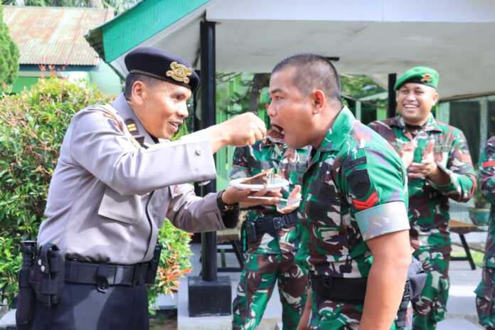HUT TNI: Sambut HUT ke-80 TNI Polres Labuhanbatu memberikan kejutan kepada Kompi 126/KC di Kompi Senapan C Yonif 126/KC, Padangmatingi, Kecamatan Rantau Utara, Kabupaten Labuhanbatu, Senin (6/10). (fajar)