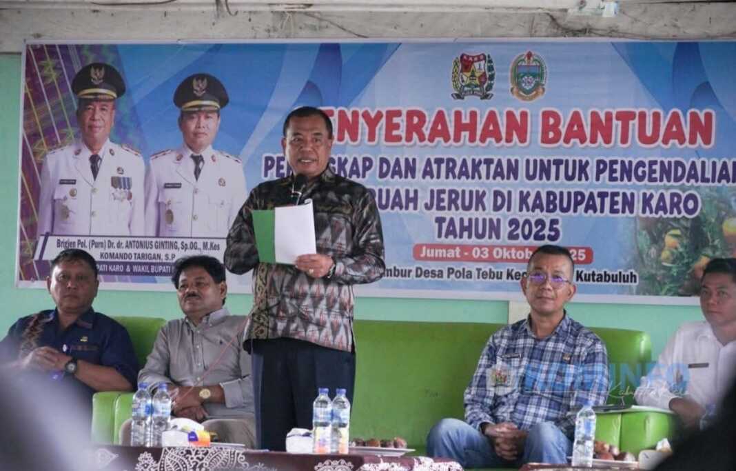 SAMBUTAN: Bupati Karo Antonius Ginting saat menyampaikan sambutan pada penyerahan bantuan kepada kelompok tani di kawasan Liang Melas Datas (LMD), Jumat (3/10).(Istimewa)