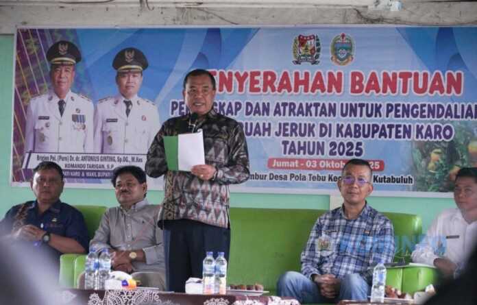 SAMBUTAN: Bupati Karo Antonius Ginting saat menyampaikan sambutan pada penyerahan bantuan kepada kelompok tani di kawasan Liang Melas Datas (LMD), Jumat (3/10).(Istimewa)