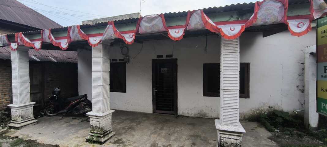 TAK TERAWAT: Kondisi Kantor Desa Pasar 8 Namuterasi, Kecamatan Sei Bingai, Kabupaten Langkat yang tak terawat.(Teddy Akbari/Sumut Pos)