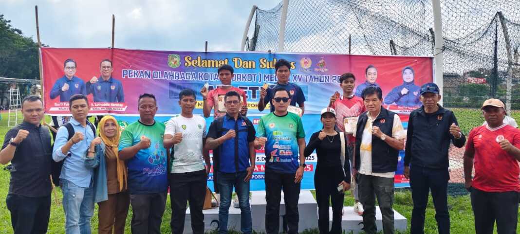 Ketua Umum KONI Kota Medan Aswindy Fachrizal didampingi Sekretaris Umum Helti Susilo dan lainnya bersama peraih medali cabor Porkot Medan 2025. (Dok Pribadi)