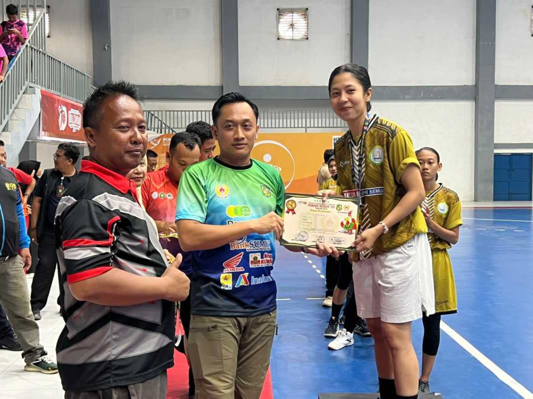 Ketua KONI Kota Medan, Aswindy Fachrizal SE memberika piagam kepada pemenang cabang olahraga bola tangan Porkot Medan 2025. (Dok KONI Medan)
