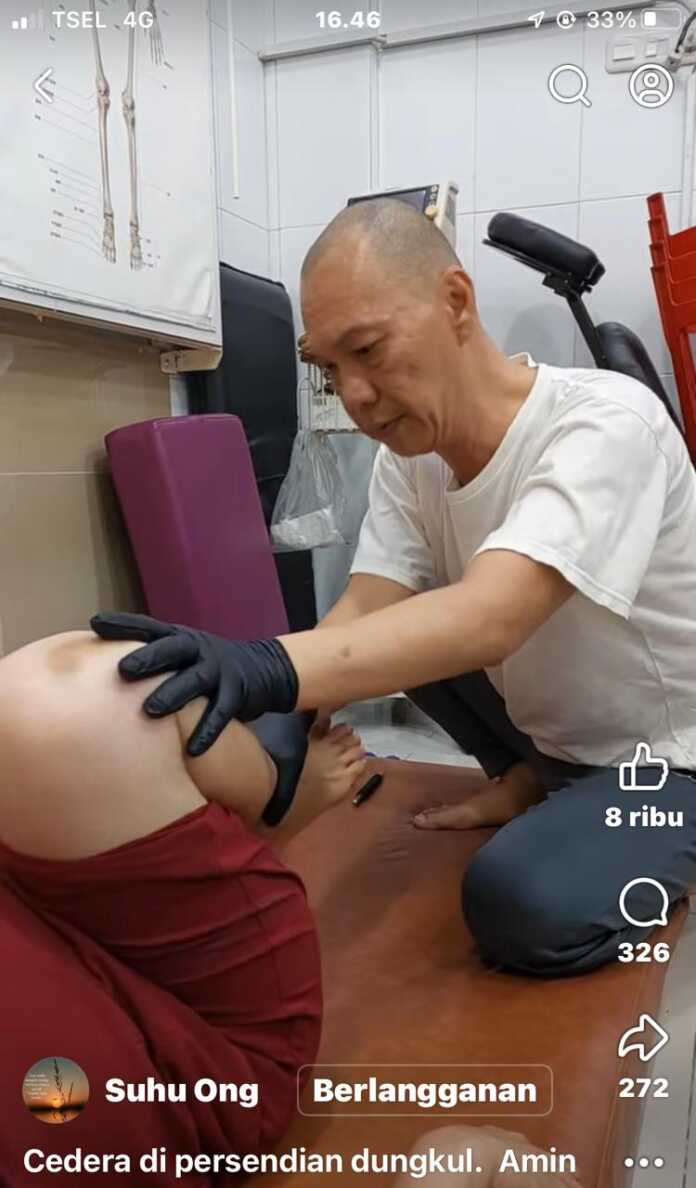 OBATI PASIEN: Ong Sinshe saat mengobati pasien di di Jalan Karya Gang Karya Sehati, Perumahan Karya Sehati Residence Nomor 7, Kelurahan Karang Berombak, Kecamatan Medan Barat, Minggu (19/10).