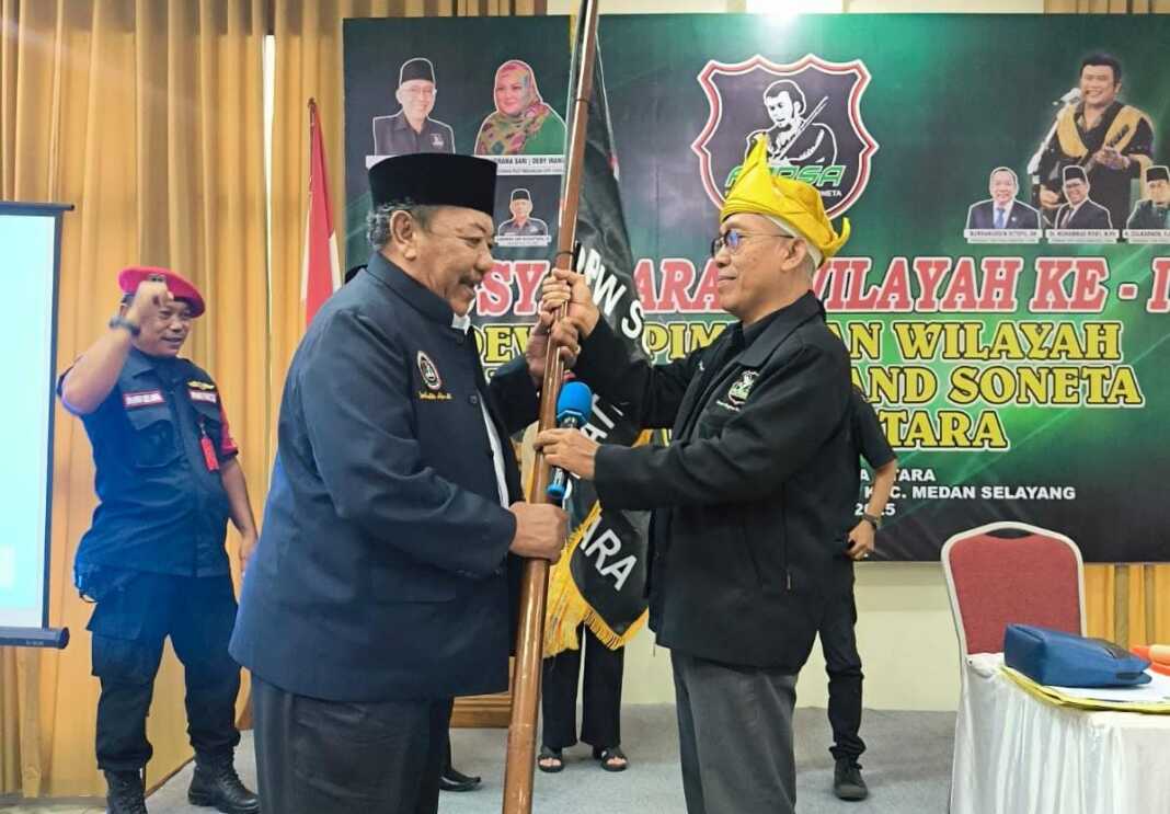 Ketua DPW Forsa Sumut Burhanuddin Sitepu SH menerima pataka dari Wakil Ketua DPP Bidang OKK Sony Karsono usai terpilih secara aklamasi dalam Muswil I Forsa Sumut yang digelar di Badan Penjaminan Mutu Pendidikan Sumut, Jalan Bunga Raya Asam Kumbang, Minggu (19/10/2025).