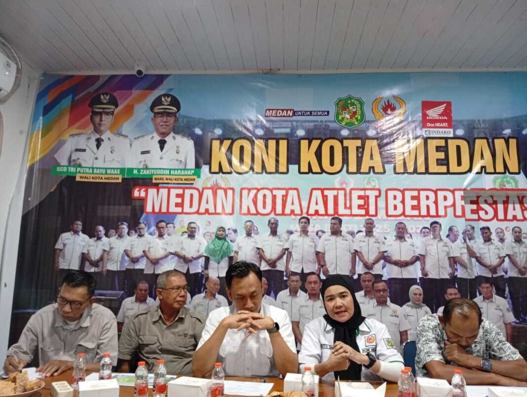 Ketua Umum KONI Kota Medan Aswindy Fachrizal didampingi Ketua Panitia Porkot Medan 2025 Novita Sari, Wakil Ketua I Suharjo MPd (paling kanan), Wakil Ketua II Halomoan Samosir (paling kiri), dan Wakil Ketua III Suryadi pada rapat Panitia Porkot Medan 2025 di Kantor KONI Medan, Rabu (1/10/2025). (Dok KONI Medan)