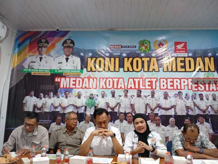Ketua Umum KONI Kota Medan Aswindy Fachrizal didampingi Ketua Panitia Porkot Medan 2025 Novita Sari, Wakil Ketua I Suharjo MPd (paling kanan), Wakil Ketua II Halomoan Samosir (paling kiri), dan Wakil Ketua III Suryadi pada rapat Panitia Porkot Medan 2025 di Kantor KONI Medan, Rabu (1/10/2025). (Dok KONI Medan)