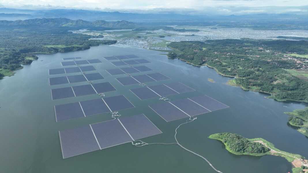 Pembangkit Listrik Tenaga Surya (PLTS) Terapung Cirata berkapasitas 192 megawatt peak (MWp) di Kabupaten Purwakarta, Jawa Barat, menjadi salah satu proyek strategis nasional yang memanfaatkan potensi energi baru terbarukan (EBT) untuk mendukung tercapainya swasembada energi.