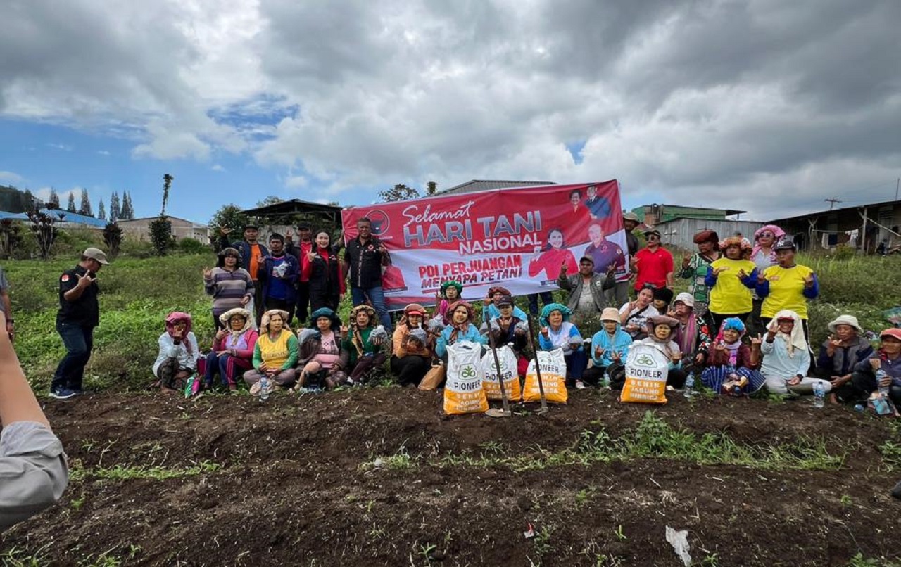 PDI Perjuangan Sumut Menyapa Petani, Gelar Bakti Tani di Simalungun