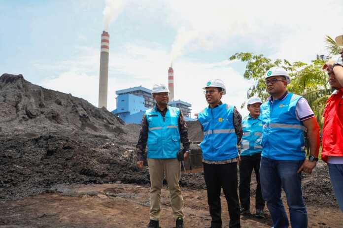 General Manager PLN UID Sumut, Ahmad Syauki (dua dari kiri) didampingi Senior Manager UBP Pangkalan Susu, I Nyoman Buda, (kiri) saat mengecek Pasokan Batubara PLTU Pangkalan Susu.