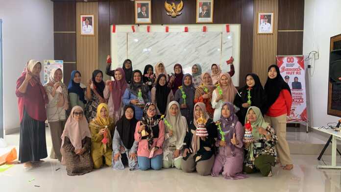 Pelatihan pengolahan sampah plastik, kertas, dan kain menjadi produk souvenir dan mainan adat Melayu.