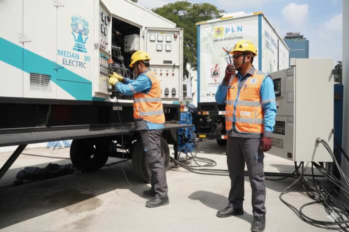 Petugas PLN terus bersiaga memastikan suplai kelistrikan tetap berjalan lancar.