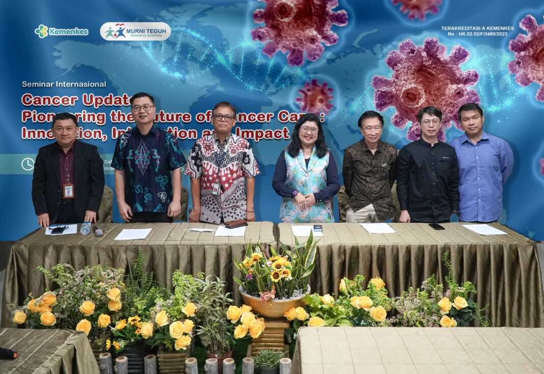 KETERANGAN PERS: dari kiri ke kanan; Plt Direktur Murni Teguh Memorial Hospital dr Jong Khai, MARS, dr Susanto Salim, SpPD-KHOM, dr Albiner Simarmata, SpB-Konk, Presiden Direktur PT Murni Sadar Tbk DR dr Mutiara, MHA, MKT, dr Hendriyo, SpRad (K)Onk Rad, dr Wijaya Juwarna, MKed (ORL-HNS), Sp THTBKL, F.Rino serta dr Hadi Marzuki, SpKN-TM, Subsp. Onk(K), MKM,FANMB sat memberikan keterangan pers.