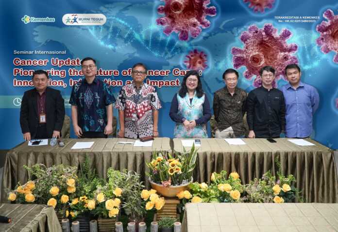 KETERANGAN PERS: dari kiri ke kanan; Plt Direktur Murni Teguh Memorial Hospital dr Jong Khai, MARS, dr Susanto Salim, SpPD-KHOM, dr Albiner Simarmata, SpB-Konk, Presiden Direktur PT Murni Sadar Tbk DR dr Mutiara, MHA, MKT, dr Hendriyo, SpRad (K)Onk Rad, dr Wijaya Juwarna, MKed (ORL-HNS), Sp THTBKL, F.Rino serta dr Hadi Marzuki, SpKN-TM, Subsp. Onk(K), MKM,FANMB sat memberikan keterangan pers.