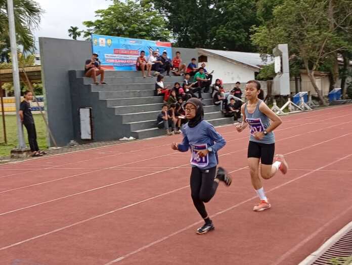 PORKOT 2025: Dua pelari sedang berlomba pada pertandingan cabang atletik Porkot Medan 2025 di Lintasan Atletik PPLP Sumut, Minggu (12/10/2025). (Deking Sembiring)