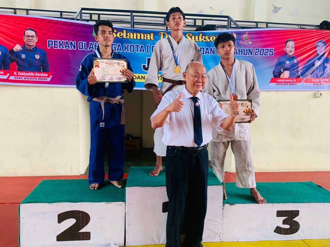 Ketua PJSI Medan Josef Yus mengalungkan medali kepada pemenang Porkot Medan 2025. (Dok KONI Medan)