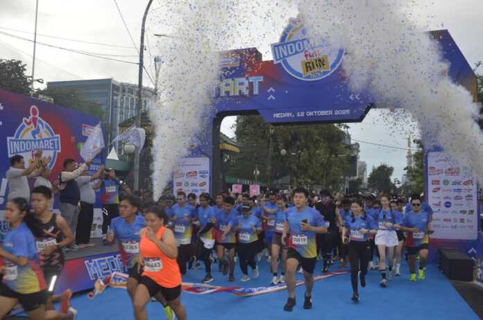 Branch Manager Indomaret Medan Yonanta Kusuma saat melepas peserta Indomaret fun RUN 2025 di Lapangan Benteng Medan, Minggu (12/10/2025).